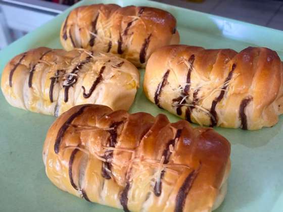 Roti isi dengan lelehan cokelat dan taburan keju